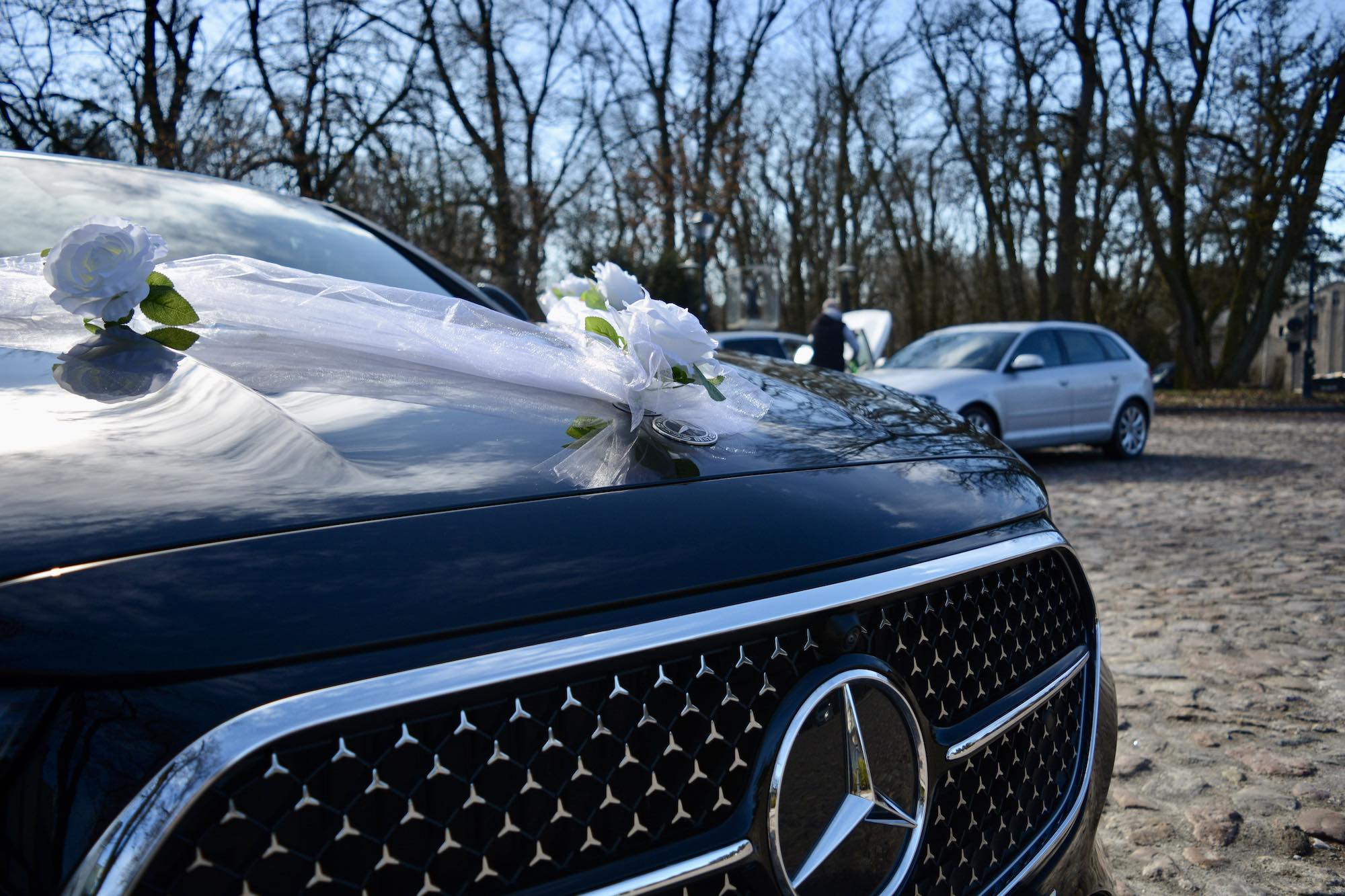 Elegancka maska Mercedesa do ślubu