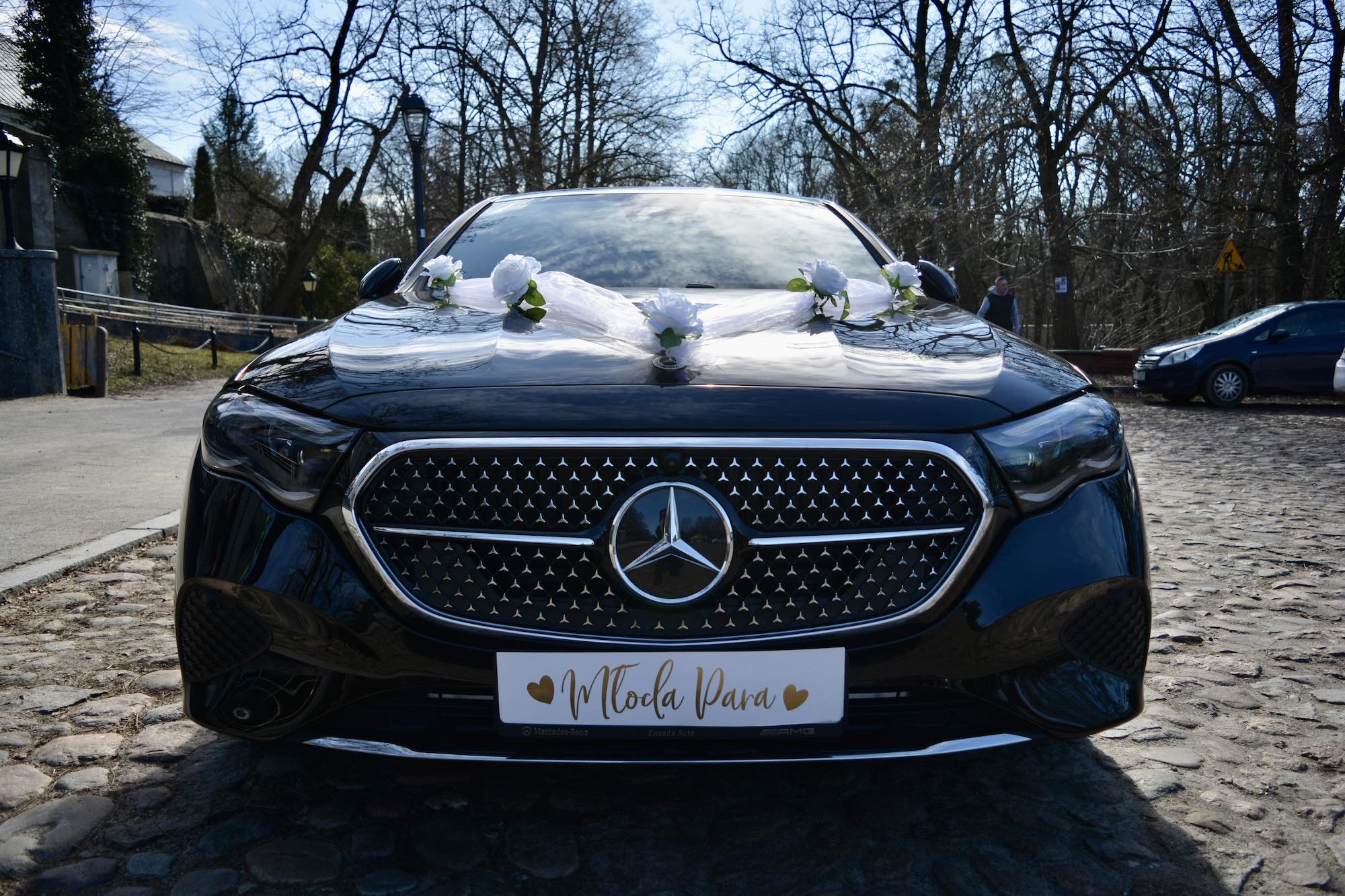 Przód i maska Mercedesa w dekoracji ślubnej